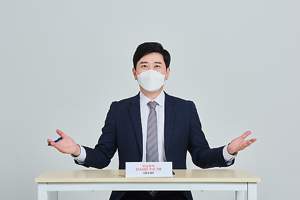 포토 JPG 스튜디오촬영 남자 회사 비즈니스 회색배경 직장 실내 마스크 한명 앉기 손짓 상반신 성인 앞모습 30대 한국인 직장인 비즈니스맨 사회이슈 책상 문서 접수 접수대 성인남자한명만 코로나바이러스 휴직 무급휴직 델타변이바이러스 국내포토 직업 1 뷰포인트 가구 백그라운드 컨셉 모션 사람 동양인 내부 장년 회색 바이러스 남자한명만 성인남자만 파일형식