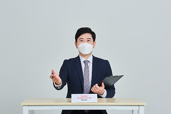 포토 JPG 스튜디오촬영 남자 회사 비즈니스 회색배경 직장 실내 마스크 한명 앉기 손짓 상반신 성인 앞모습 30대 한국인 직장인 비즈니스맨 사회이슈 책상 문서 접수 접수대 성인남자한명만 코로나바이러스 휴직 무급휴직 델타변이바이러스 국내포토 직업 1 뷰포인트 가구 백그라운드 컨셉 모션 사람 동양인 내부 장년 회색 바이러스 남자한명만 성인남자만 파일형식