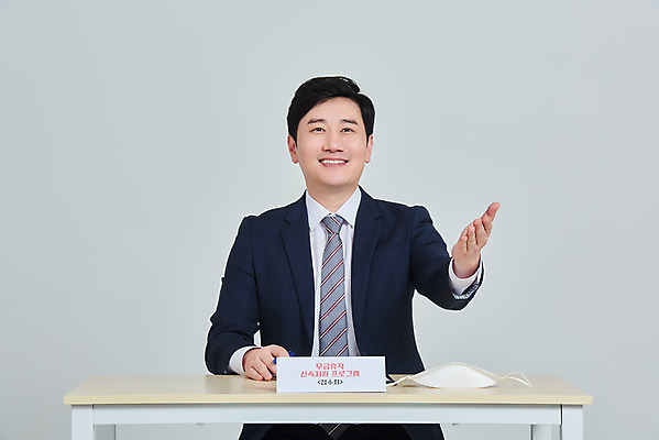 포토 JPG 스튜디오촬영 남자 회사 비즈니스 회색배경 직장 실내 한명 미소 앉기 손짓 상반신 성인 앞모습 30대 한국인 직장인 비즈니스맨 사회이슈 책상 문서 접수 접수대 성인남자한명만 코로나바이러스 휴직 무급휴직 델타변이바이러스 국내포토 직업 1 뷰포인트 가구 백그라운드 컨셉 모션 표정 사람 동양인 내부 장년 회색 바이러스 남자한명만 성인남자만 파일형식