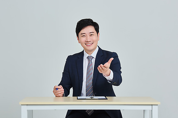 포토 JPG 스튜디오촬영 남자 회사 비즈니스 회색배경 직장 실내 한명 미소 앉기 손짓 상반신 성인 앞모습 30대 한국인 직장인 비즈니스맨 사회이슈 책상 문서 접수 접수대 성인남자한명만 코로나바이러스 휴직 무급휴직 델타변이바이러스 국내포토 직업 1 뷰포인트 가구 백그라운드 컨셉 모션 표정 사람 동양인 내부 장년 회색 바이러스 남자한명만 성인남자만 파일형식