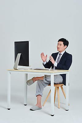 포토 JPG 스튜디오촬영 전신 남자 회사 회색배경 회의 주택 실내 한명 앉기 정장 성인 옆모습 30대 모니터 잠옷 한국인 비즈니스맨 사회이슈 문서 재택근무 화상통화 성인남자한명만 코로나바이러스 사회적거리두기 비대면서비스 랜선라이프 델타변이바이러스 국내포토 1 라이프스타일 옷 캠페인 뷰포인트 백그라운드 컨셉 비즈니스 모션 사람 동양인 내부 건물 장년 컴퓨터 회색 직장인 바이러스 서비스 통화 남자한명만 성인남자만 파일형식 언택트