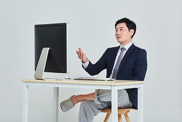 포토 JPG 스튜디오촬영 남자 회사 회색배경 회의 주택 실내 한명 앉기 정장 상반신 성인 옆모습 30대 모니터 잠옷 한국인 비즈니스맨 사회이슈 문서 재택근무 화상통화 성인남자한명만 코로나바이러스 사회적거리두기 비대면서비스 랜선라이프 델타변이바이러스 국내포토 1 라이프스타일 옷 캠페인 뷰포인트 백그라운드 컨셉 비즈니스 모션 사람 동양인 내부 건물 장년 컴퓨터 회색 직장인 바이러스 서비스 통화 남자한명만 성인남자만 파일형식 언택트