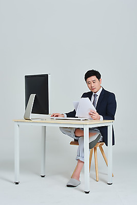 포토 JPG 스튜디오촬영 전신 남자 회사 회색배경 회의 주택 실내 한명 앉기 정장 성인 옆모습 30대 모니터 잠옷 한국인 비즈니스맨 사회이슈 문서 재택근무 화상통화 성인남자한명만 코로나바이러스 사회적거리두기 비대면서비스 랜선라이프 델타변이바이러스 국내포토 1 라이프스타일 옷 캠페인 뷰포인트 백그라운드 컨셉 비즈니스 모션 사람 동양인 내부 건물 장년 컴퓨터 회색 직장인 바이러스 서비스 통화 남자한명만 성인남자만 파일형식 언택트