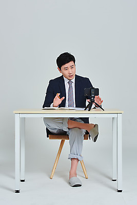 포토 JPG 스튜디오촬영 전신 남자 회사 회색배경 회의 주택 실내 한명 앉기 정장 성인 앞모습 30대 스마트폰 잠옷 한국인 비즈니스맨 사회이슈 문서 재택근무 화상통화 성인남자한명만 코로나바이러스 사회적거리두기 비대면서비스 랜선라이프 델타변이바이러스 국내포토 1 라이프스타일 옷 캠페인 뷰포인트 백그라운드 컨셉 비즈니스 모션 사람 동양인 내부 건물 장년 핸드폰 스마트기기 회색 직장인 바이러스 서비스 통화 남자한명만 성인남자만 파일형식 언택트