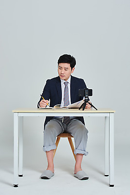 포토 JPG 스튜디오촬영 전신 남자 회사 회색배경 회의 주택 실내 한명 앉기 정장 성인 앞모습 30대 스마트폰 잠옷 한국인 비즈니스맨 사회이슈 문서 재택근무 화상통화 성인남자한명만 코로나바이러스 사회적거리두기 비대면서비스 온택트 랜선라이프 델타변이바이러스 국내포토 1 라이프스타일 옷 캠페인 뷰포인트 백그라운드 컨셉 비즈니스 모션 사람 동양인 내부 건물 장년 핸드폰 스마트기기 회색 직장인 바이러스 서비스 통화 남자한명만 성인남자만 파일형식 언택트