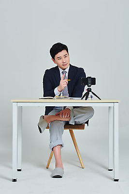 포토 JPG 스튜디오촬영 전신 남자 회사 회색배경 회의 주택 실내 한명 앉기 정장 성인 앞모습 30대 스마트폰 잠옷 한국인 비즈니스맨 사회이슈 문서 재택근무 화상통화 성인남자한명만 코로나바이러스 사회적거리두기 비대면서비스 랜선라이프 델타변이바이러스 국내포토 1 라이프스타일 옷 캠페인 뷰포인트 백그라운드 컨셉 비즈니스 모션 사람 동양인 내부 건물 장년 핸드폰 스마트기기 회색 직장인 바이러스 서비스 통화 남자한명만 성인남자만 파일형식 언택트