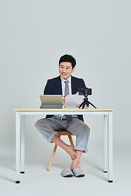 포토 JPG 스튜디오촬영 전신 남자 회사 회색배경 회의 주택 실내 한명 앉기 정장 성인 앞모습 30대 스마트폰 태블릿 잠옷 한국인 비즈니스맨 사회이슈 문서 재택근무 화상통화 성인남자한명만 코로나바이러스 사회적거리두기 비대면서비스 랜선라이프 델타변이바이러스 국내포토 1 라이프스타일 옷 캠페인 뷰포인트 백그라운드 컨셉 비즈니스 모션 사람 동양인 내부 건물 장년 전자제품 핸드폰 스마트기기 회색 직장인 바이러스 서비스 통화 남자한명만 성인남자만 파일형식 언택트