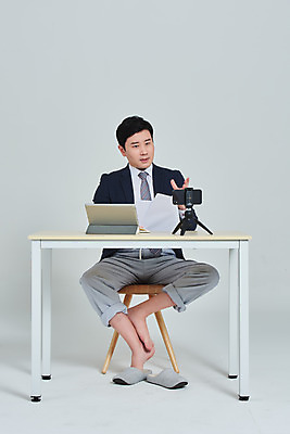 포토 JPG 스튜디오촬영 전신 남자 회사 회색배경 회의 주택 실내 한명 앉기 정장 성인 앞모습 30대 스마트폰 태블릿 잠옷 한국인 비즈니스맨 사회이슈 문서 재택근무 화상통화 성인남자한명만 코로나바이러스 사회적거리두기 비대면서비스 온택트 랜선라이프 델타변이바이러스 국내포토 1 라이프스타일 옷 캠페인 뷰포인트 백그라운드 컨셉 비즈니스 모션 사람 동양인 내부 건물 장년 전자제품 핸드폰 스마트기기 회색 직장인 바이러스 서비스 통화 남자한명만 성인남자만 파일형식 언택트