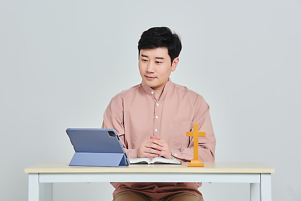 포토 JPG 스튜디오촬영 남자 종교 십자가 회색배경 실내 한명 앉기 상반신 성인 앞모습 30대 태블릿 교회 성경 한국인 사회이슈 예배 성인남자한명만 코로나바이러스 사회적거리두기 온라인예배 델타변이바이러스 국내포토 1 캠페인 뷰포인트 백그라운드 컨셉 종교용품 종교건축 모션 사람 동양인 내부 건물 장년 전자제품 스마트기기 회색 바이러스 남자한명만 성인남자만 파일형식 언택트