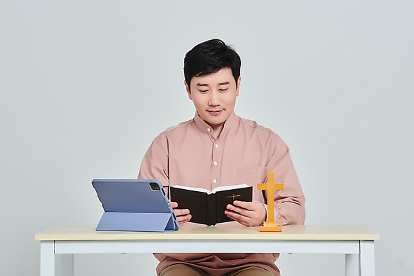 포토 JPG 스튜디오촬영 남자 종교 십자가 회색배경 실내 한명 앉기 상반신 성인 앞모습 30대 태블릿 교회 성경 한국인 사회이슈 예배 성인남자한명만 코로나바이러스 사회적거리두기 온라인예배 델타변이바이러스 국내포토 1 캠페인 뷰포인트 백그라운드 컨셉 종교용품 종교건축 모션 사람 동양인 내부 건물 장년 전자제품 스마트기기 회색 바이러스 남자한명만 성인남자만 파일형식 언택트