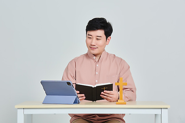 포토 JPG 스튜디오촬영 남자 종교 십자가 회색배경 실내 한명 앉기 상반신 성인 앞모습 30대 태블릿 교회 성경 한국인 사회이슈 예배 성인남자한명만 코로나바이러스 사회적거리두기 온라인예배 델타변이바이러스 국내포토 1 캠페인 뷰포인트 백그라운드 컨셉 종교용품 종교건축 모션 사람 동양인 내부 건물 장년 전자제품 스마트기기 회색 바이러스 남자한명만 성인남자만 파일형식 언택트