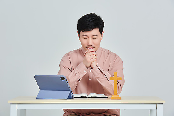포토 JPG 스튜디오촬영 남자 종교 십자가 회색배경 실내 한명 앉기 상반신 성인 앞모습 30대 태블릿 교회 성경 한국인 기도 사회이슈 예배 성인남자한명만 코로나바이러스 사회적거리두기 온라인예배 델타변이바이러스 국내포토 1 캠페인 뷰포인트 백그라운드 컨셉 종교용품 종교건축 모션 사람 동양인 내부 건물 장년 전자제품 스마트기기 회색 바이러스 남자한명만 성인남자만 파일형식 언택트