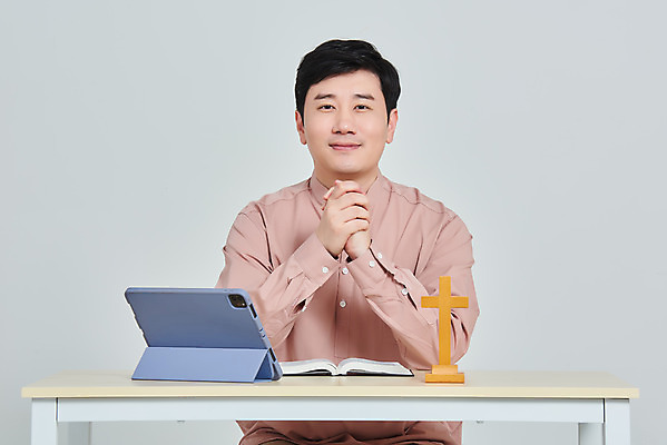 포토 JPG 스튜디오촬영 남자 종교 십자가 회색배경 실내 한명 앉기 상반신 성인 앞모습 30대 태블릿 교회 성경 한국인 기도 사회이슈 예배 성인남자한명만 코로나바이러스 사회적거리두기 온라인예배 델타변이바이러스 국내포토 1 캠페인 뷰포인트 백그라운드 컨셉 종교용품 종교건축 모션 사람 동양인 내부 건물 장년 전자제품 스마트기기 회색 바이러스 남자한명만 성인남자만 파일형식 언택트