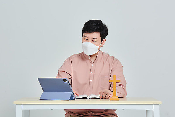 포토 JPG 스튜디오촬영 남자 종교 십자가 회색배경 실내 마스크 한명 앉기 상반신 성인 앞모습 30대 태블릿 교회 성경 한국인 사회이슈 예배 성인남자한명만 코로나바이러스 사회적거리두기 온라인예배 델타변이바이러스 국내포토 1 캠페인 뷰포인트 백그라운드 컨셉 종교용품 종교건축 모션 사람 동양인 내부 건물 장년 전자제품 스마트기기 회색 바이러스 남자한명만 성인남자만 파일형식 언택트