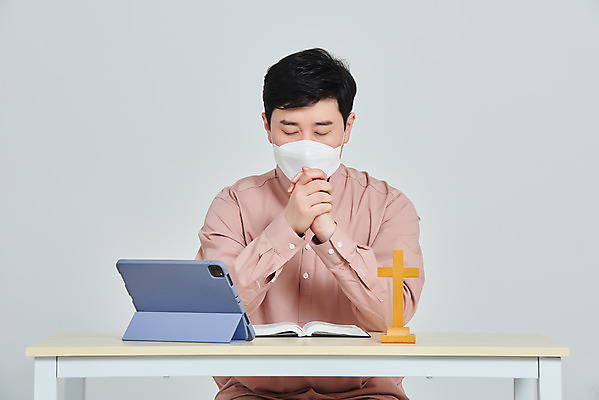 포토 JPG 스튜디오촬영 남자 종교 십자가 회색배경 실내 마스크 한명 앉기 상반신 성인 앞모습 30대 태블릿 교회 성경 한국인 기도 사회이슈 예배 성인남자한명만 코로나바이러스 사회적거리두기 온라인예배 온택트 델타변이바이러스 국내포토 1 캠페인 뷰포인트 백그라운드 컨셉 종교용품 종교건축 모션 사람 동양인 내부 건물 장년 전자제품 스마트기기 회색 바이러스 남자한명만 성인남자만 파일형식 언택트