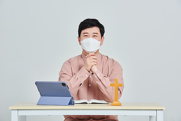 포토 JPG 스튜디오촬영 남자 종교 십자가 회색배경 실내 마스크 한명 앉기 상반신 성인 앞모습 30대 태블릿 교회 성경 한국인 기도 사회이슈 예배 성인남자한명만 코로나바이러스 사회적거리두기 온라인예배 온택트 델타변이바이러스 국내포토 1 캠페인 뷰포인트 백그라운드 컨셉 종교용품 종교건축 모션 사람 동양인 내부 건물 장년 전자제품 스마트기기 회색 바이러스 남자한명만 성인남자만 파일형식 언택트