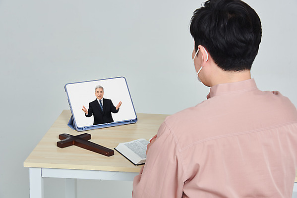 포토 JPG 스튜디오촬영 노년 남자 종교 십자가 회색배경 실내 앉기 상반신 성인 두명 앞모습 뒷모습 30대 태블릿 교회 성경 한국인 60대 목사 사회이슈 예배 코로나바이러스 사회적거리두기 온라인예배 온택트 델타변이바이러스 국내포토 캠페인 뷰포인트 백그라운드 컨셉 종교용품 종교건축 모션 사람 동양인 내부 건물 장년 전자제품 스마트기기 회색 바이러스 성직자 파일형식 언택트