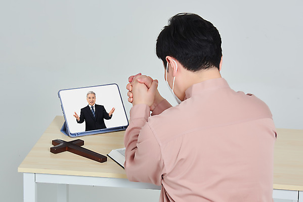 포토 JPG 스튜디오촬영 노년 남자 종교 십자가 회색배경 실내 앉기 상반신 성인 두명 앞모습 뒷모습 30대 태블릿 교회 성경 한국인 기도 60대 목사 사회이슈 예배 코로나바이러스 사회적거리두기 온라인예배 온택트 델타변이바이러스 국내포토 캠페인 뷰포인트 백그라운드 컨셉 종교용품 종교건축 모션 사람 동양인 내부 건물 장년 전자제품 스마트기기 회색 바이러스 성직자 파일형식 언택트