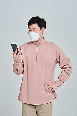 포토 JPG 스튜디오촬영 응시 남자 허리손 회색배경 실내 마스크 한명 서기 들기 상반신 성인 앞모습 30대 스마트폰 한국인 범죄 사회이슈 확인 QR코드 성인남자한명만 코로나바이러스 사회적거리두기 코비디엇 델타변이바이러스 국내포토 1 시선 캠페인 뷰포인트 포즈 백그라운드 컨셉 모션 사람 동양인 내부 장년 핸드폰 스마트기기 회색 바이러스 합성어 남자한명만 성인남자만 파일형식