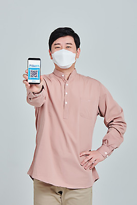 포토 JPG 스튜디오촬영 남자 허리손 회색배경 실내 마스크 한명 서기 들기 상반신 성인 앞모습 30대 스마트폰 한국인 범죄 사회이슈 보여주기 QR코드 성인남자한명만 코로나바이러스 사회적거리두기 코비디엇 델타변이바이러스 국내포토 1 캠페인 뷰포인트 포즈 백그라운드 컨셉 모션 사람 동양인 내부 장년 핸드폰 스마트기기 회색 바이러스 합성어 남자한명만 성인남자만 파일형식