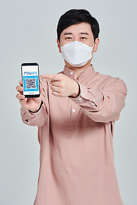 포토 JPG 스튜디오촬영 남자 회색배경 실내 마스크 한명 서기 들기 상반신 성인 앞모습 30대 스마트폰 한국인 가리킴 범죄 사회이슈 보여주기 QR코드 성인남자한명만 코로나바이러스 사회적거리두기 코비디엇 델타변이바이러스 국내포토 1 캠페인 뷰포인트 백그라운드 컨셉 모션 사람 동양인 손짓 내부 장년 핸드폰 스마트기기 회색 바이러스 합성어 남자한명만 성인남자만 파일형식