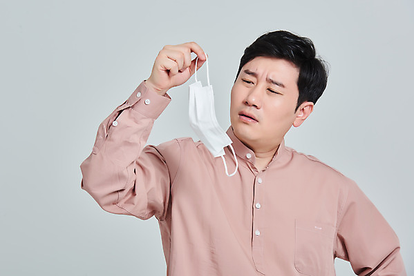 포토 JPG 스튜디오촬영 남자 회색배경 실내 마스크 한명 서기 상반신 성인 앞모습 30대 한국인 짜증 범죄 찡그림 벗기 사회이슈 답답함 성인남자한명만 불편함 코로나바이러스 사회적거리두기 코비디엇 노마스크 델타변이바이러스 국내포토 1 감정 캠페인 뷰포인트 백그라운드 컨셉 모션 표정 사람 동양인 내부 장년 회색 감각 바이러스 합성어 남자한명만 성인남자만 파일형식