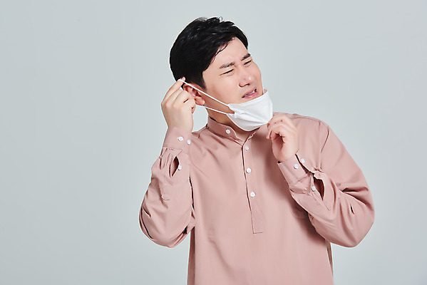 포토 JPG 스튜디오촬영 남자 회색배경 실내 마스크 한명 서기 상반신 성인 앞모습 30대 한국인 짜증 범죄 찡그림 사회이슈 답답함 성인남자한명만 불편함 코로나바이러스 사회적거리두기 코비디엇 턱스크 델타변이바이러스 국내포토 1 감정 캠페인 뷰포인트 백그라운드 컨셉 모션 표정 사람 동양인 내부 장년 회색 감각 바이러스 합성어 남자한명만 성인남자만 파일형식