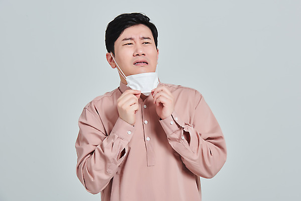 포토 JPG 스튜디오촬영 남자 회색배경 실내 마스크 한명 서기 상반신 성인 앞모습 30대 한국인 짜증 범죄 찡그림 사회이슈 답답함 성인남자한명만 불편함 코로나바이러스 사회적거리두기 코비디엇 턱스크 델타변이바이러스 국내포토 1 감정 캠페인 뷰포인트 백그라운드 컨셉 모션 표정 사람 동양인 내부 장년 회색 감각 바이러스 합성어 남자한명만 성인남자만 파일형식