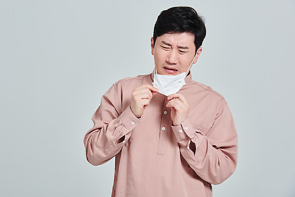 포토 JPG 스튜디오촬영 남자 회색배경 실내 마스크 한명 서기 상반신 성인 앞모습 30대 한국인 짜증 범죄 찡그림 사회이슈 답답함 성인남자한명만 불편함 코로나바이러스 사회적거리두기 코비디엇 턱스크 델타변이바이러스 국내포토 1 감정 캠페인 뷰포인트 백그라운드 컨셉 모션 표정 사람 동양인 내부 장년 회색 감각 바이러스 합성어 남자한명만 성인남자만 파일형식