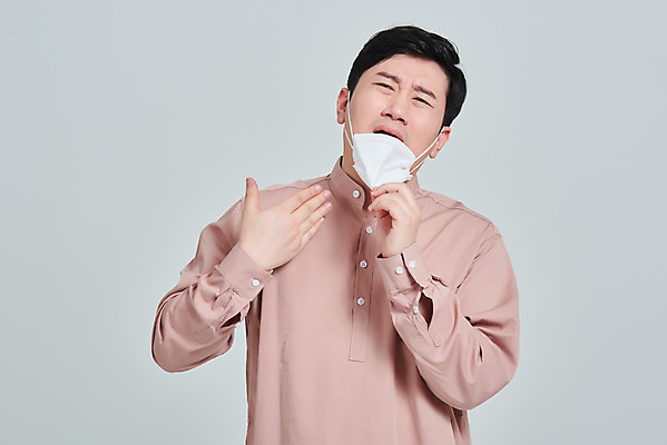 포토 JPG 스튜디오촬영 남자 회색배경 실내 마스크 한명 서기 상반신 성인 앞모습 30대 한국인 짜증 범죄 찡그림 더위 사회이슈 답답함 성인남자한명만 불편함 코로나바이러스 사회적거리두기 코비디엇 턱스크 델타변이바이러스 국내포토 1 감정 캠페인 뷰포인트 백그라운드 컨셉 모션 날씨 표정 사람 동양인 내부 장년 회색 감각 바이러스 합성어 남자한명만 성인남자만 파일형식