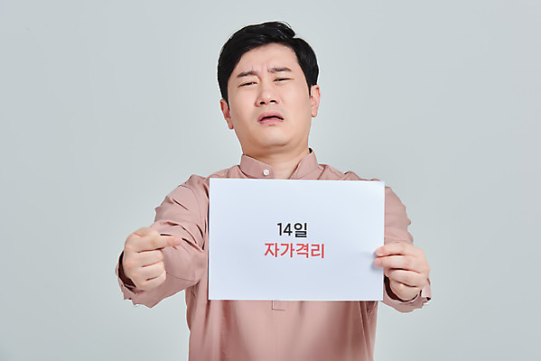 포토 JPG 스튜디오촬영 남자 회색배경 실내 한명 서기 들기 상반신 성인 앞모습 30대 한국인 짜증 가리킴 범죄 사회이슈 불만 성인남자한명만 코로나바이러스 자가격리 사회적거리두기 코비디엇 델타변이바이러스 국내포토 1 감정 캠페인 뷰포인트 백그라운드 컨셉 모션 사람 동양인 손짓 내부 장년 회색 바이러스 합성어 남자한명만 성인남자만 파일형식 격리