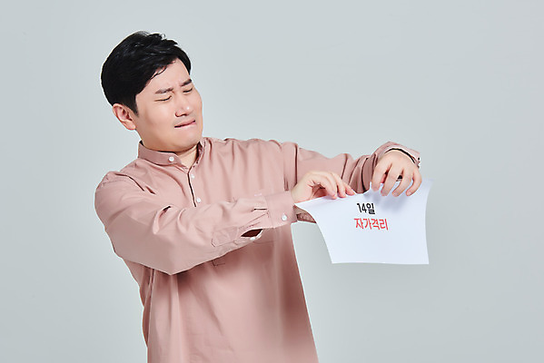 포토 JPG 스튜디오촬영 남자 회색배경 실내 한명 서기 들기 상반신 성인 앞모습 30대 한국인 짜증 범죄 사회이슈 찢어짐 불만 성인남자한명만 코로나바이러스 자가격리 사회적거리두기 코비디엇 델타변이바이러스 국내포토 1 감정 캠페인 뷰포인트 백그라운드 컨셉 모션 사람 동양인 내부 장년 회색 바이러스 합성어 남자한명만 성인남자만 파일형식 격리