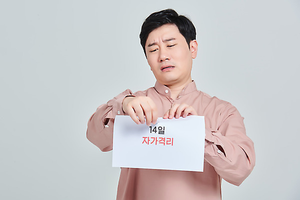 포토 JPG 스튜디오촬영 남자 회색배경 실내 한명 서기 들기 상반신 성인 앞모습 30대 한국인 짜증 범죄 사회이슈 찢어짐 불만 성인남자한명만 코로나바이러스 자가격리 사회적거리두기 코비디엇 델타변이바이러스 국내포토 1 감정 캠페인 뷰포인트 백그라운드 컨셉 모션 사람 동양인 내부 장년 회색 바이러스 합성어 남자한명만 성인남자만 파일형식 격리