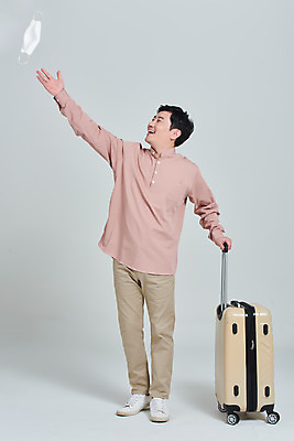 포토 JPG 스튜디오촬영 전신 남자 여행 회색배경 실내 마스크 한명 서기 성인 앞모습 30대 캐리어 한국인 범죄 던지기 사회이슈 성인남자한명만 코로나바이러스 사회적거리두기 코비디엇 노마스크 델타변이바이러스 국내포토 1 캠페인 뷰포인트 백그라운드 컨셉 모션 사람 동양인 내부 장년 여행가방 회색 바이러스 합성어 남자한명만 성인남자만 파일형식