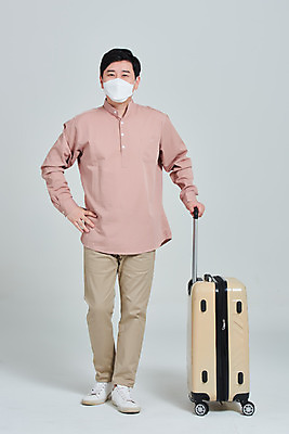 포토 JPG 스튜디오촬영 전신 남자 여행 허리손 회색배경 실내 마스크 한명 서기 성인 앞모습 30대 캐리어 한국인 범죄 사회이슈 성인남자한명만 코로나바이러스 사회적거리두기 코비디엇 델타변이바이러스 국내포토 1 캠페인 뷰포인트 포즈 백그라운드 컨셉 모션 사람 동양인 내부 장년 여행가방 회색 바이러스 합성어 남자한명만 성인남자만 파일형식