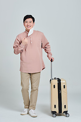 포토 JPG 스튜디오촬영 전신 남자 여행 회색배경 실내 마스크 한명 서기 성인 앞모습 30대 캐리어 한국인 범죄 벗기 사회이슈 성인남자한명만 코로나바이러스 사회적거리두기 코비디엇 노마스크 델타변이바이러스 국내포토 1 캠페인 뷰포인트 백그라운드 컨셉 모션 사람 동양인 내부 장년 여행가방 회색 바이러스 합성어 남자한명만 성인남자만 파일형식