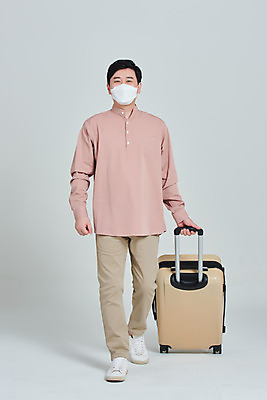포토 JPG 스튜디오촬영 전신 남자 여행 회색배경 실내 마스크 한명 성인 앞모습 30대 걷기 캐리어 한국인 범죄 사회이슈 성인남자한명만 코로나바이러스 사회적거리두기 코비디엇 델타변이바이러스 국내포토 1 캠페인 뷰포인트 백그라운드 컨셉 모션 사람 동양인 내부 장년 여행가방 회색 바이러스 합성어 남자한명만 성인남자만 파일형식
