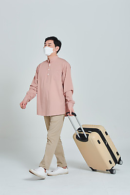 포토 JPG 스튜디오촬영 전신 남자 여행 회색배경 실내 마스크 한명 성인 앞모습 30대 걷기 캐리어 한국인 범죄 사회이슈 성인남자한명만 코로나바이러스 사회적거리두기 코비디엇 델타변이바이러스 국내포토 1 캠페인 뷰포인트 백그라운드 컨셉 모션 사람 동양인 내부 장년 여행가방 회색 바이러스 합성어 남자한명만 성인남자만 파일형식