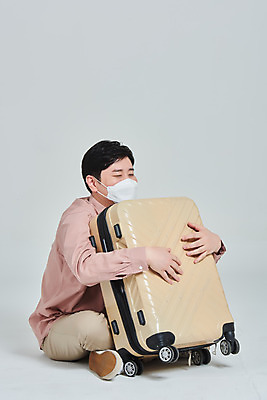 포토 JPG 스튜디오촬영 전신 남자 여행 안기 포옹 회색배경 실내 마스크 한명 앉기 성인 옆모습 30대 캐리어 한국인 범죄 사회이슈 성인남자한명만 코로나바이러스 사회적거리두기 코비디엇 델타변이바이러스 국내포토 1 캠페인 뷰포인트 백그라운드 컨셉 모션 사람 동양인 내부 장년 여행가방 회색 바이러스 합성어 남자한명만 성인남자만 파일형식