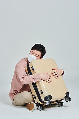 포토 JPG 스튜디오촬영 전신 남자 여행 안기 포옹 회색배경 실내 마스크 한명 앉기 성인 옆모습 30대 캐리어 한국인 범죄 사회이슈 성인남자한명만 코로나바이러스 사회적거리두기 코비디엇 델타변이바이러스 국내포토 1 캠페인 뷰포인트 백그라운드 컨셉 모션 사람 동양인 내부 장년 여행가방 회색 바이러스 합성어 남자한명만 성인남자만 파일형식