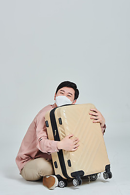 포토 JPG 스튜디오촬영 전신 남자 여행 안기 포옹 회색배경 실내 마스크 한명 앉기 성인 옆모습 30대 캐리어 한국인 범죄 사회이슈 성인남자한명만 코로나바이러스 사회적거리두기 코비디엇 델타변이바이러스 국내포토 1 캠페인 뷰포인트 백그라운드 컨셉 모션 사람 동양인 내부 장년 여행가방 회색 바이러스 합성어 남자한명만 성인남자만 파일형식