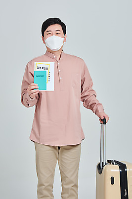 포토 JPG 스튜디오촬영 남자 여행 회색배경 실내 마스크 한명 서기 들기 상반신 성인 앞모습 30대 캐리어 한국인 범죄 사회이슈 여권 성인남자한명만 코로나바이러스 사회적거리두기 코비디엇 델타변이바이러스 국내포토 1 캠페인 뷰포인트 백그라운드 컨셉 모션 사람 동양인 내부 장년 여행가방 회색 바이러스 합성어 남자한명만 성인남자만 파일형식
