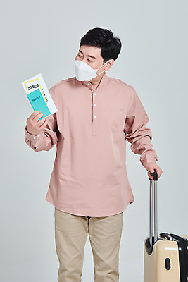 포토 JPG 스튜디오촬영 남자 여행 회색배경 실내 마스크 한명 서기 들기 상반신 성인 앞모습 30대 캐리어 한국인 범죄 사회이슈 여권 성인남자한명만 코로나바이러스 사회적거리두기 코비디엇 델타변이바이러스 국내포토 1 캠페인 뷰포인트 백그라운드 컨셉 모션 사람 동양인 내부 장년 여행가방 회색 바이러스 합성어 남자한명만 성인남자만 파일형식
