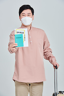 포토 JPG 스튜디오촬영 남자 여행 회색배경 실내 마스크 한명 서기 들기 상반신 성인 앞모습 30대 캐리어 한국인 범죄 사회이슈 여권 성인남자한명만 코로나바이러스 사회적거리두기 코비디엇 델타변이바이러스 국내포토 1 캠페인 뷰포인트 백그라운드 컨셉 모션 사람 동양인 내부 장년 여행가방 회색 바이러스 합성어 남자한명만 성인남자만 파일형식