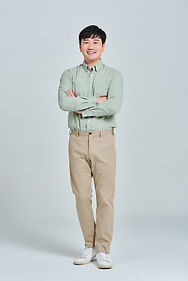 포토 JPG 스튜디오촬영 전신 남자 회색배경 실내 한명 서기 미소 성인 앞모습 30대 팔짱 한국인 바이러스 예방 성인남자한명만 국내포토 1 뷰포인트 백그라운드 모션 표정 사람 동양인 내부 장년 회색 남자한명만 성인남자만 파일형식