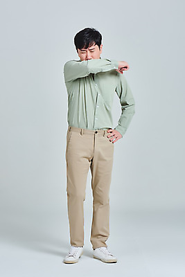 포토 JPG 스튜디오촬영 전신 남자 허리손 회색배경 실내 한명 서기 성인 앞모습 30대 한국인 바이러스 예방 기침 재채기 증상 성인남자한명만 국내포토 1 뷰포인트 포즈 백그라운드 모션 사람 동양인 내부 장년 회색 남자한명만 성인남자만 파일형식