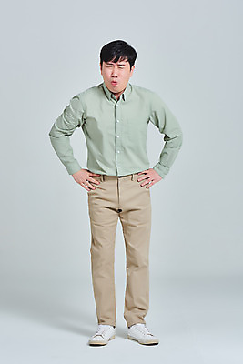 포토 JPG 스튜디오촬영 전신 남자 허리손 회색배경 실내 한명 서기 성인 앞모습 30대 한국인 바이러스 예방 기침 재채기 증상 성인남자한명만 국내포토 1 뷰포인트 포즈 백그라운드 모션 사람 동양인 내부 장년 회색 남자한명만 성인남자만 파일형식