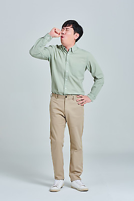 포토 JPG 스튜디오촬영 전신 남자 회색배경 실내 한명 서기 성인 앞모습 30대 한국인 바이러스 예방 기침 재채기 증상 성인남자한명만 국내포토 1 뷰포인트 백그라운드 모션 사람 동양인 내부 장년 회색 남자한명만 성인남자만 파일형식