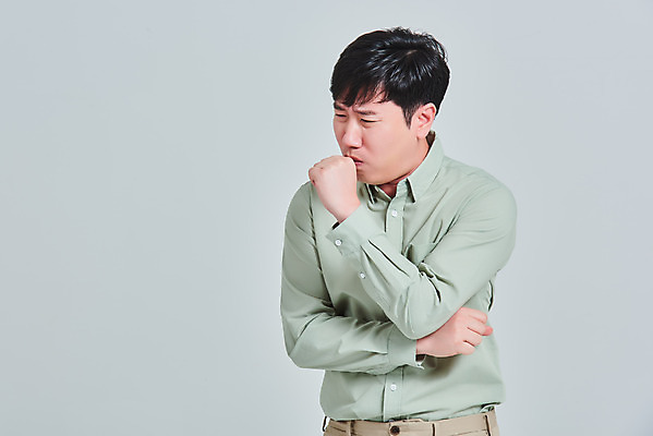 포토 JPG 스튜디오촬영 남자 회색배경 실내 한명 서기 상반신 성인 앞모습 30대 한국인 바이러스 예방 기침 재채기 증상 성인남자한명만 국내포토 1 뷰포인트 백그라운드 모션 사람 동양인 내부 장년 회색 남자한명만 성인남자만 파일형식