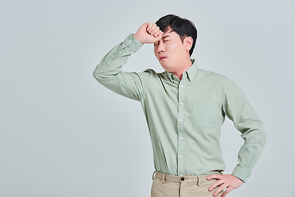 포토 JPG 스튜디오촬영 남자 회색배경 실내 한명 서기 상반신 성인 앞모습 30대 한국인 바이러스 예방 기침 재채기 증상 성인남자한명만 국내포토 1 뷰포인트 백그라운드 모션 사람 동양인 내부 장년 회색 남자한명만 성인남자만 파일형식